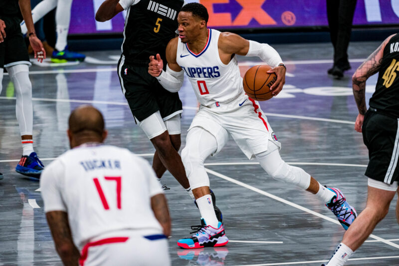 Russell Westbrook acuerda con los Denver Nuggets por 2 años y 6.8 MDD Fotografía de archivo en la que se registró al base Russell Westbrook (c), al actuar para los Clippers de Los Ángeles y quien pasaría a los Jazz de Utah antes de recalar en los Nuggets de Denver en la NBA. EFE/Matthew A. Smith