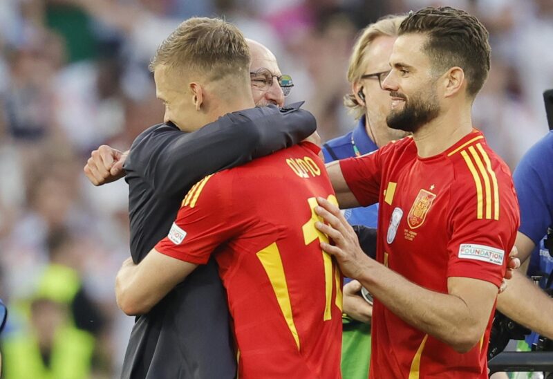 ¡El gol en defensa! La salvada de Dani Olmo que pasará a la historia Dani Olmo recibe un abrazo del seleccionador español, Luis de la Fuente, tras la victoria ante Alemania en los cuartos de final de la Eurocopa. EFE/EPA/RONALD WITTEK