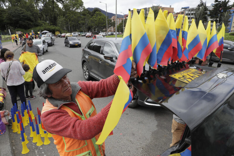Copa América 2024: Aficionados sin boletos intentan colarse a la Final Un hombre vende banderas de Colombia este domingo, Bogotá (Colombia). EFE/ Carlos Ortega