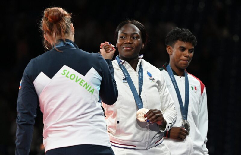 (D-I) La judoca mexicana Prisca Awiti Alcaraz, plata, la eslovena Andreja Leski y Clarisse Abgegnenou, de Francia, en el podio de la categoría femenina -63kg en los Campos de Marte en París, Francia. EFE/EPA/CAROLINE BLUMBERG