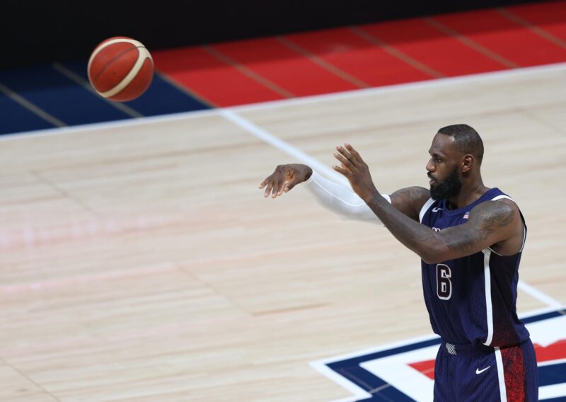LeBron James durante un partido entre Estados Unidos y Australia en Abu Dabi el pasado día 15. EFE/EPA/ALI HAIDER
