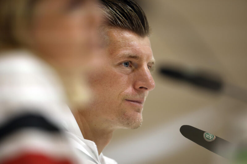 El jugador alemán Toni Kroos durante la rueda de prensa posterior al entrenamiento que la selección de Alemania ha realizado en Herzogenaurach. EFE/ Alberto Estévez