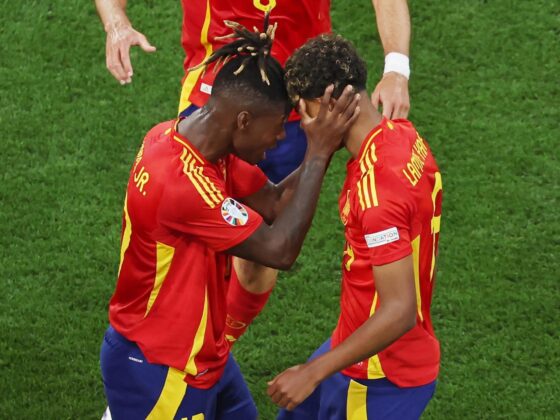 El 11 ideal de la UEFA en la EURO 2024, descubre al equipo aquí Los jugadores españoles Lamine Yamal y Nico Williams (I) celebran el 1-1 durante la semifinal de la Eurocopa entre España y francia en Múnich, Alemania. EFE/EPA/MOHAMED MESSARA