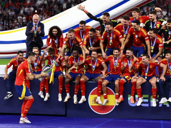EURO 2024: España en la gloria, Yamal en ascenso y la 'maldición' Kane Alvaro Morata (I) se prepara para alzar la copa tras el encuentro correspondiente a la final de la Eurocopa que disputaron Inglaterra en el Estadio Olímpico de Berlín. ) EFE/EPA/FILIP SINGER