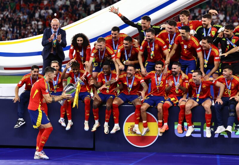 ¡El gol en defensa! La salvada de Dani Olmo que pasará a la historia Alvaro Morata (I) se prepara para alzar la copa tras el encuentro correspondiente a la final de la Eurocopa que disputaron Inglaterra en el Estadio Olímpico de Berlín. ) EFE/EPA/FILIP SINGER