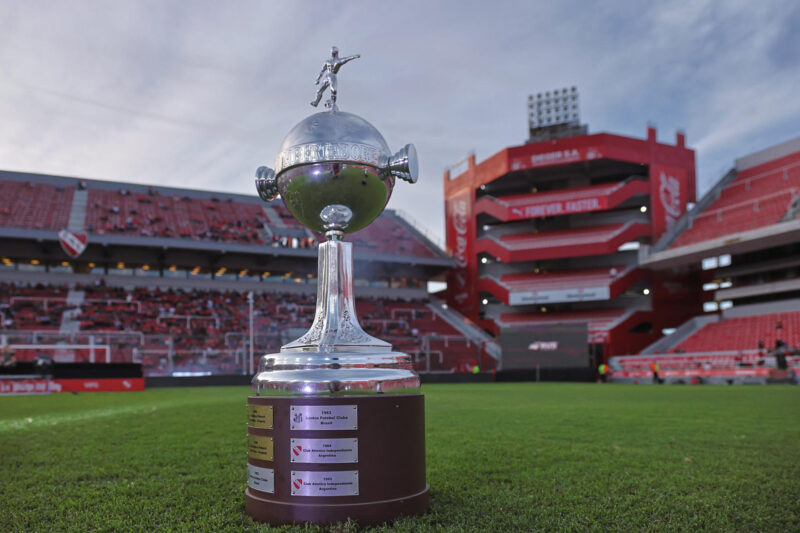 Fotografía de archivo fechada el 23 de marzo de 2024 de uno de los trofeos de la Copa Libertadores obtenido por el Club Atlético Independiente. EFE/ Luciano González