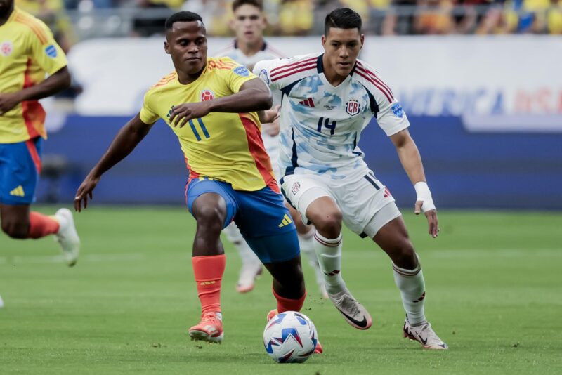 El centrocampista costarricense Orlando Galo (d) fue registrado el pasado 28 de junio al disputar un balón con el volante colombiano Jhon Arias (c-i), durante un partido del grupo D de la Copa América 2024, en el estadio State Farm de Glendale (Arizona, EE.UU.). EFE/John G. Mabanglo