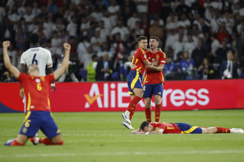 Los jugadores de la selección española celebran la victoria ante Inglaterra al término del encuentro correspondiente a la final de la Eurocopa disputado este domingo en el Estadio Olímpico de Berlín. EFE /Alberto Estévez