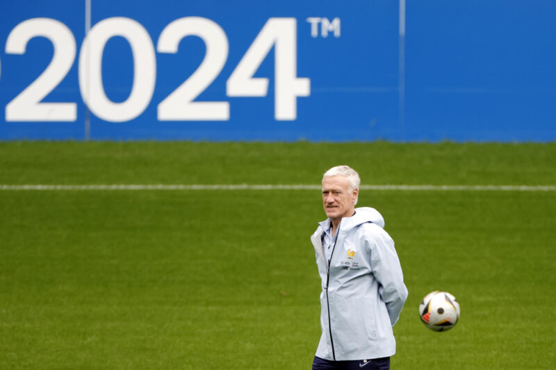 Didier Deschamps, seleccionador de fútbol de Francia, durante un entrenamiento de su equipo en la Eurocopa de Alemania. EFE/Alberto Estevez