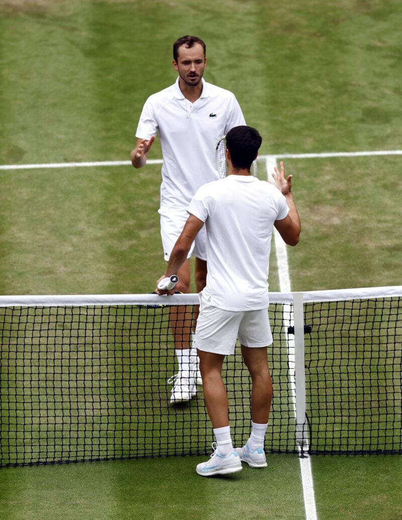 Wimbledon (Reino Unido), 12/07/2024.- El tenista español Carlos Alcaraz, saluda, después de lograr el pase a la final del torneo de Wimbledon -en el que defiende título- al ruso Daniil Medvedev, al que derrotó en la semifinal EFE/EPA/TOLGA AKMEN EDITORIAL USE ONLY