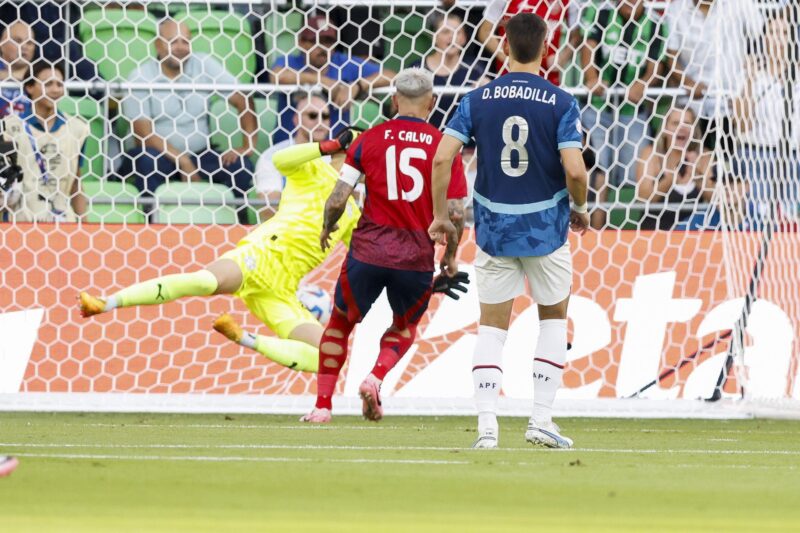 Francisco Calvo (C), defensor de Costa Rica, anota un gol contra el portero de Paraguay Rodrigo Morinigo (i) en la Copa América. EFE/EPA/ADAM DAVIS