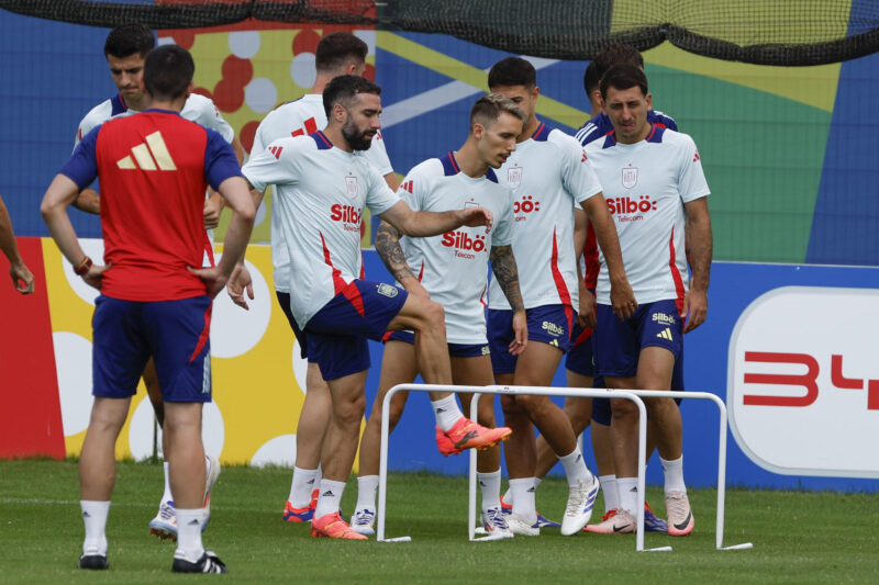 Los jugadores de la selección española durante el entrenamiento realizado este jueves en su cuartel general de Donaueschingen. EFE/J.J. Guillén