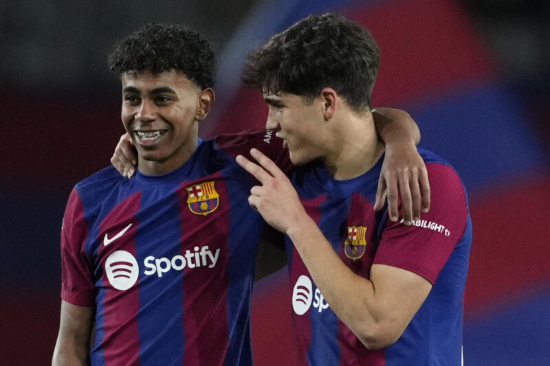 BARCELONA. El delantero Lamine Yamal y el defensa Pau Cubarsí ya tienen ficha del primer equipo del Barcelona para la temporada 2024-2025, según informó este jueves la entidad azulgrana. EFE / Alejandro García/ARCHIVO