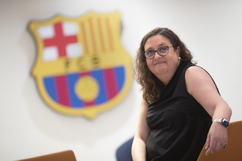 La vicepresidenta del Barcelona, Elena Fort (Barcelona, 1970), responsable del área institucional y del 'Espai Barça' admite, en un entrevista concedida a EFE, que una parte el barcelonismo vive instalada en el concepto del "todo mal". EFE/Marta Pérez