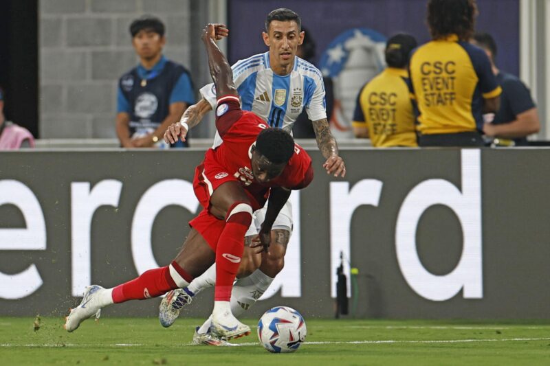 Copa America: Canada and Uruguay, a battle for third place Alphonso Davies de Canadá (primer plano) en acción contra Angel Di Maria de Argentina (fondo) durante la Copa América 2024. EFE/EPA/CJ GUNTHER
