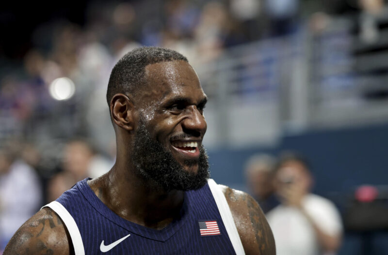 El alero de Estados Unidos Lebron James sonría tras la victoria de su equipo ante Serbia en el partido del torneo de baloncesto de París 2024 celebrado este domingo en el estadio Pierre Mauroy. (París 2024) EFE/ALEX PLAVEVSKI