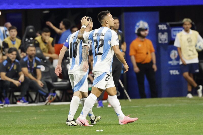 Fotografía de archivo del capitán de la selección de Argentina, Lionel Messi, quien ha sufrido problemas físicos que han minado su desempeño en la Copa América de Estados. Unidos. EFE/EPA/Erik S. Lesser