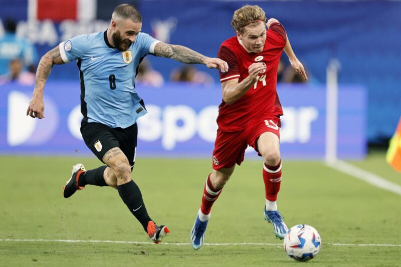 Nahitan Nandez de Uruguay (i) y Jacob Shaffelburg de Canadá en acción durante la Copa América. EFE/EPA/ERIK S. MENOR