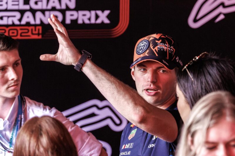 ¿Cuál es la sanción a Max Verstappen en el Gran Premio de Bélgica? El neerlandés Max Verstappen (Red Bull) penalizará en la parrilla del GP de Bélgica de este domingo diez puestos al introducir una nueva unidad de potencia este fin de semana. EFE/EPA/OLIVIER MATTHYS