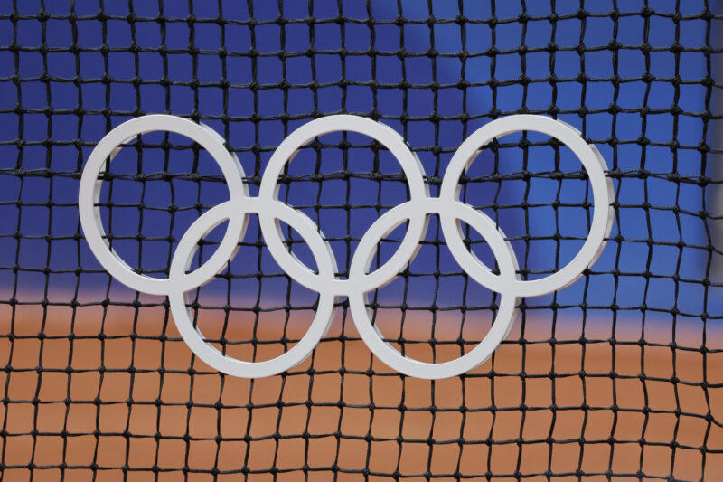 Detalle de los aros olímpicos, este jueves en París. EFE/ Lavandeira Jr