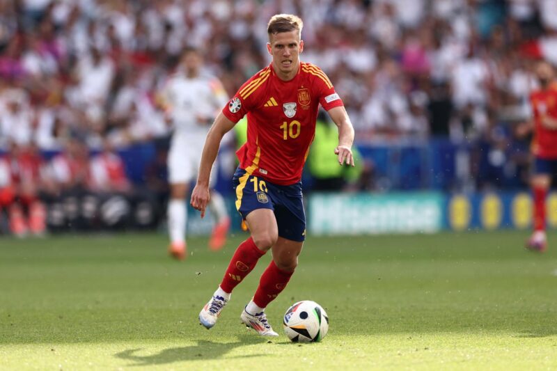 Dani Olmo conduce la pelota durante el encuentro de cuartos de final de la Eurocopa 2024 que enfrentó a España contra Alemania. EFE/EPA/ANNA SZILAGYI