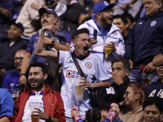 Estadios que han sido clausurados o suspendidos en la Liga MX Aficionados de Cruz Azul apoyan a su equipo durante un partido disputado en el estadio Cuauhtémoc, en Puebla (México). EFE/Hilda Ríos