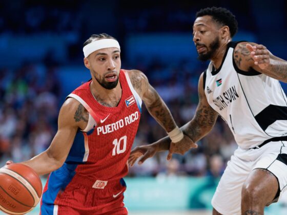 París 2024: Puerto Rico se queda sin representantes en basquetbol Jose Alvarado, de Puerto Rico, y Carlik Jones, de Sudán del Sur, durante el partido de este domingo. EFE/EPA/ALEX PLAVEVSKI