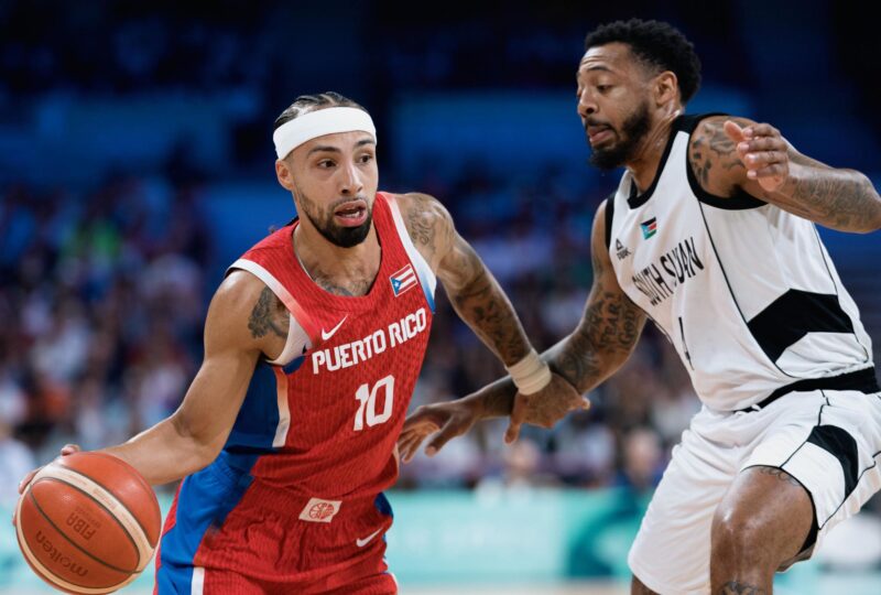 París 2024: Puerto Rico se queda sin representantes en basquetbol Jose Alvarado, de Puerto Rico, y Carlik Jones, de Sudán del Sur, durante el partido de este domingo. EFE/EPA/ALEX PLAVEVSKI