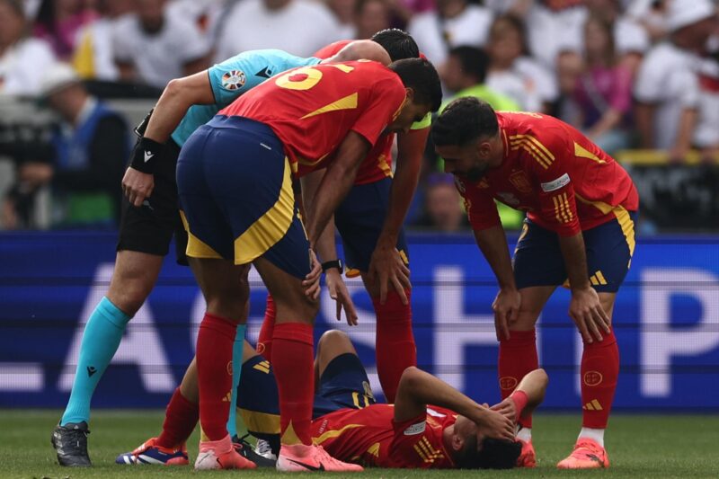 ¡Una vez más! Confirmaron lesión de Pedri tras el contacto de Kroos El español Pedro González "Pedri", centrocampista del Barcelona, tendido sobre el terreno de juego en Stuttgart, Alemania. EFE/EPA/ANNA SZILAGYI