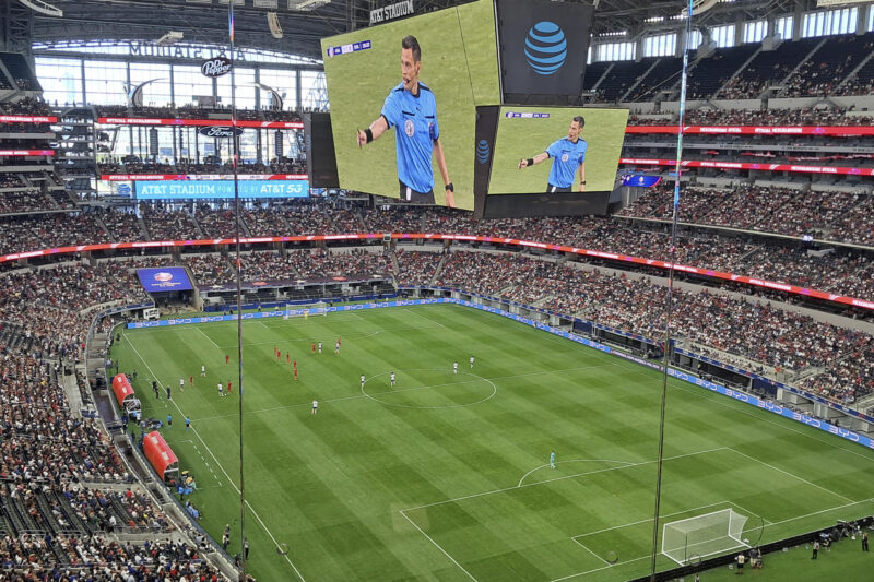 Copa América: Del lamento de Messi al 'Dibu' salvador Fotografía de archivo, tomada el pasado 23 de junio, en la que se registró el interior del estadio AT&T y en sus pantallas gigantes al árbitro italiano Maurizio Mariani, al dirigir el partido de Estados Unidos y Bolivia válido por el grupo C de la Copa América, en Arlington (Texas, EE.UU.). Mariani dirigirá el partido de cuartos entre Colombia y Panamá. EFE/Gina Baldivieso