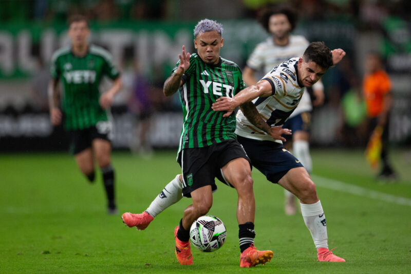 Daniel Pereira, (i) del Austin, lucha por el balón este viernes, en un partido de la Leagues Cup 2024 ante el mexicano Pumas en el estadio Q2 en Austin (EE.UU.). EFE/ Carlos Ramírez