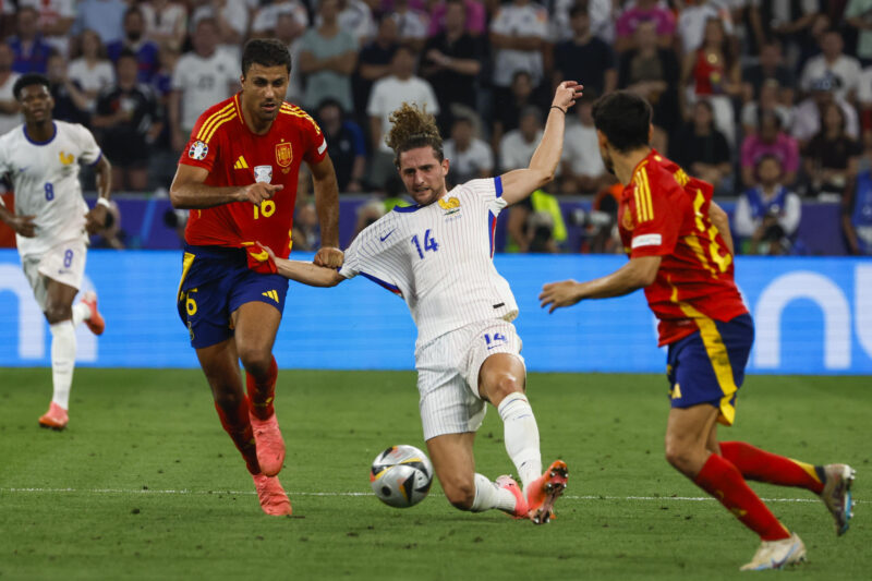 Rodrigo disputa un balón con Rabiot. EFE/JJ Guillén