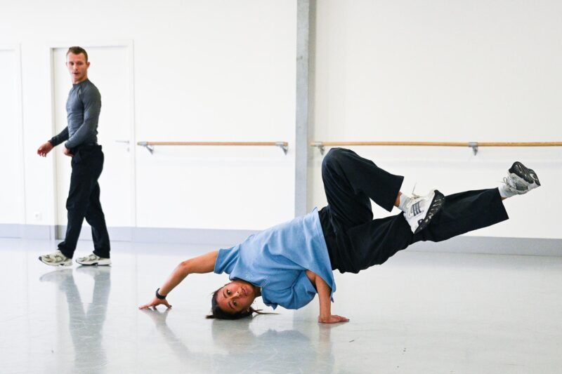 ¿Cómo se prepara una de las estrellas del breaking, la disciplina de baile urbano que se estrena en los Juegos de París? Carlota Dudek, miembro de la selección francesa, de padre polaco y madre cubana, lo hace mediante un intenso trabajo cardiovascular, muscular y de coordinación. EFE/EPA/CAROLINE BLUMBERG