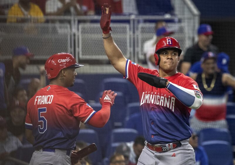 Fotografía de archivo en la que se registró al dominicano Juan Soto (d), al actuar para la selección de béisbol de su país, durante un partido contra Nicaragua por el Clásico Mundial de Béisbol 2023, en Miami (Florida, EE.UU.). Soto, actual jardinero de los Yanquis de Nueva York, es líder en bases por bolas (79) en la actual temporada de la MLB. EFE/Cristóbal Herrera