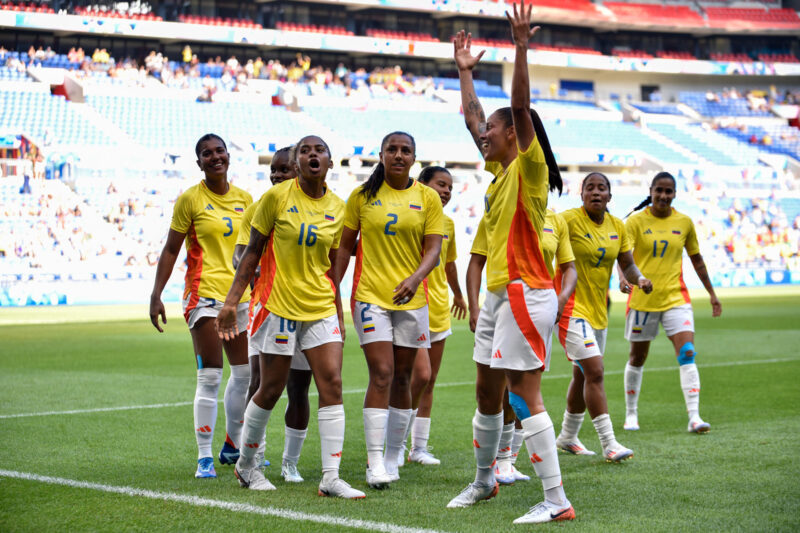 Fotografía cedida por la Federación Colombiana de Fútbol (FCF) de jugadoras de Colombia celebrando un gol contra Nueva Zelanda este domingo, durante un partido de fútbol femenino en los Juegos Olímpicos Paris 2024, en Lyon (Francia, Colombia, Canadá). EFE/ FCF)