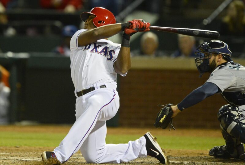 Fotografía de archivo en la que se registró al dominicano Adrián Beltré (i), al actuar para los Rangers de Texas, durante un partido de la MLB, en Arlington (Texas, EE.UU.). EFE/Larry W. Smith