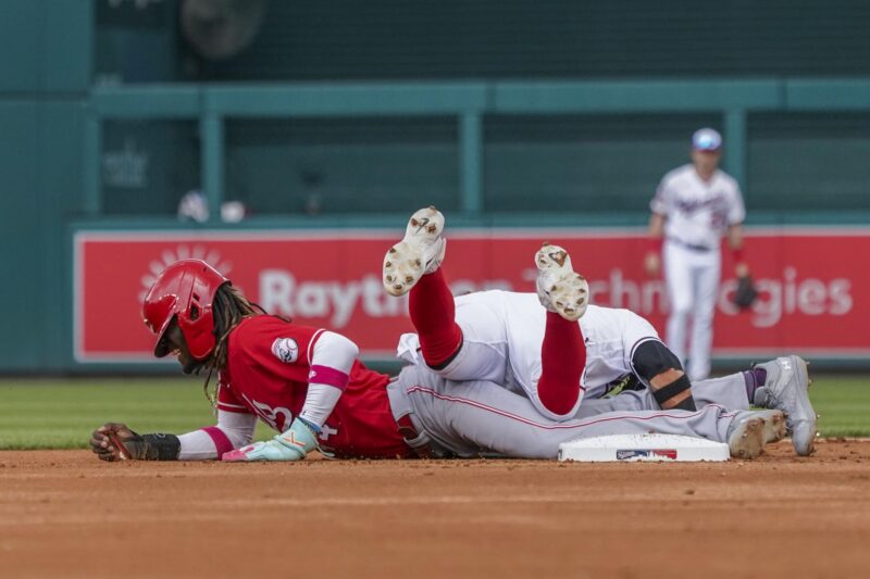 Fotografía de archivo en la que se registró al dominicano Elly de La Cruz (abajo), parador en corto de los Rojos de Cincinnati, al robarse una segunda base, durante un partido de la MLB. De La Cruz se robó dos bases este lunes, 8 de julio, para llegar a 45 y acentuar su liderazgo en este ítem en la presente temporada. EFE/Shawn Thew