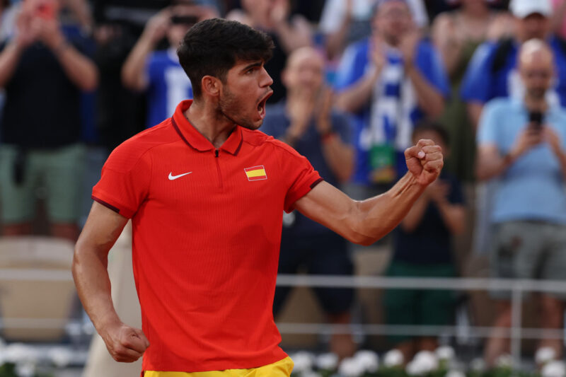 El tenista español Carlos Alcaraz celebra la victoria ante el holandés Tallon Griekspoor durante el partido de tenis de segunda ronda individual masculino celebrado en el marco de los Juegos Olímpicos de París, este lunes, en la pista Pista Philippe-Chatrier de la capital francesa. EFE/ Juanjo Martín