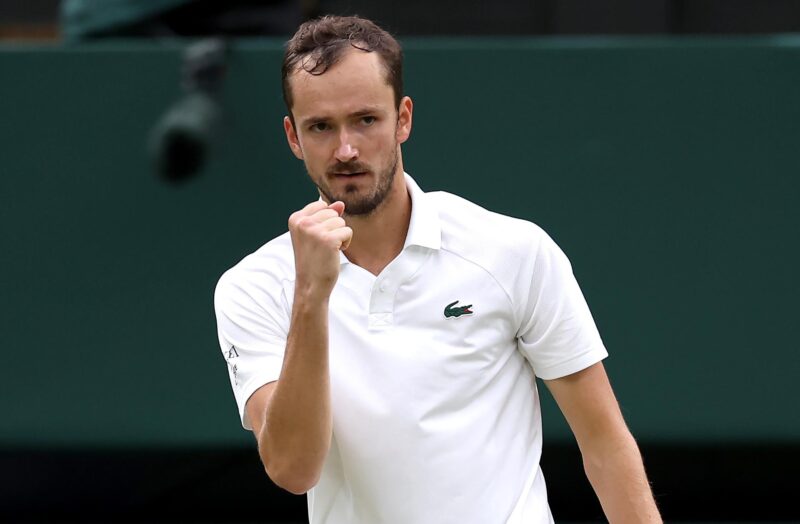 El ruso Daniil Medvedev celebra un punto durante el partido contra el italiano y número uno del mundo Jannik Sinner en Wuimbledon, Reino Unido. EFE/EPA/ADAM VAUGHAN EDITORIAL USE ONLY