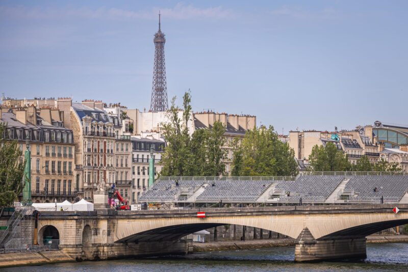 París 2024: Horario y dónde ver la inauguración el 26 de julio Preparativos de la ceremonia de inauguración en el río Sena. EFE/EPA/CHRISTOPHE PETIT TESSON