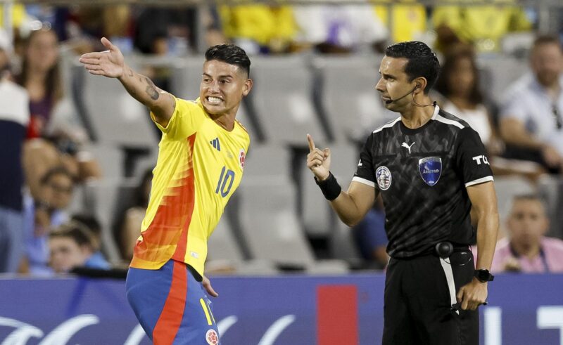 Sin James y con Messi, el equipo de las Semifinales de la Copa América El colombiano James Rodríguez (i) discute con el árbitro César Ramos (d) durante la Copa América 2024. EFE/EPA/ERIK S. LESSER
