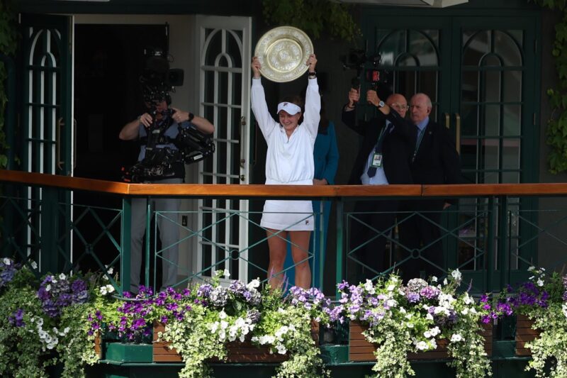 La checa Bárbora Krejcikova con la ensaladera trs vencer a la italiana Jasmine Paolini durante la final de Wimbledon, Londres. EFE/EPA/NEIL HALL EDITORIAL USE ONLY