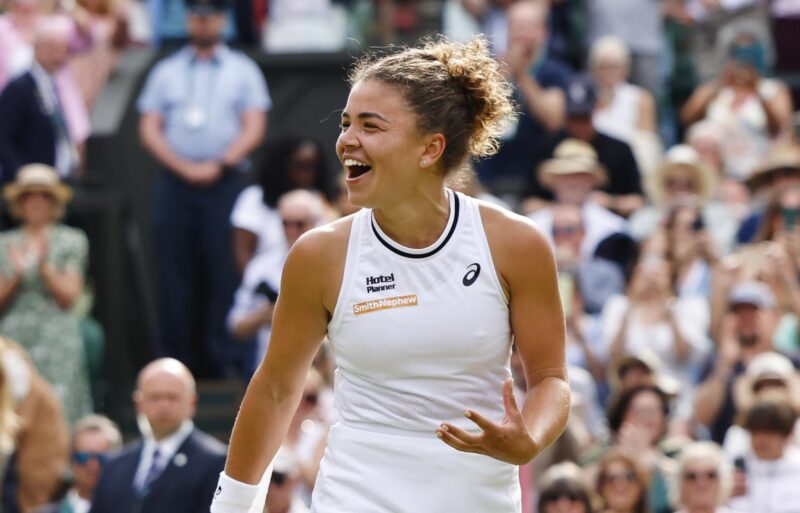 Jasmine Paolini derrotó a la croata Donna Vekic en un durísimo partido (2-6, 6-4 y 7-6 (8)) para convertirse en la primera italiana en la historia en jugar la final de Wimbledon.EFE/EPA/TOLGA AKMEN