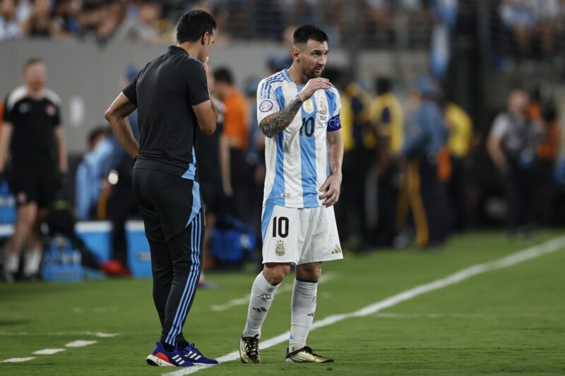 Fotografía de archivo del seleccionador de Argentina, Lionel Scaloni, y del capitán Lionel Messi, dos factores clave del éxito de la Albiceleste, que espera rival en la final de la Copa América de Estados Uniodos. EFE/EPA/CJ GUNTHER