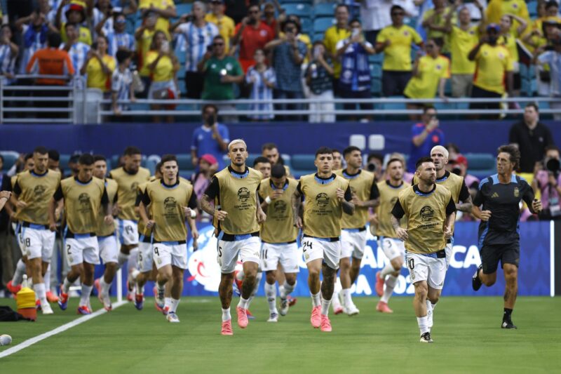 Jugadores de la selección argentina de fútbol calientan antes de enfrentar a Colombia en la final de la Copa América 2024, en el estadio Hard Rock de Miami Gardens (Florida, EE.UU.). EFE/CJ Gunther