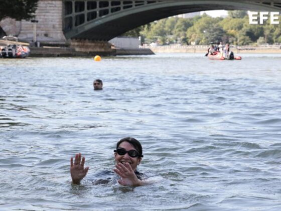 Anne Hidalgo dice aptas las aguas del Sena para pruebas de Paris 2024 La alcaldesa de París, Anne Hidalgo, se baña en el Sena para demostrar que sus aguas son aptas para las competiciones olímpicas. EFE/EPA/JOEL SAGET / POOL MAXPPP OUT