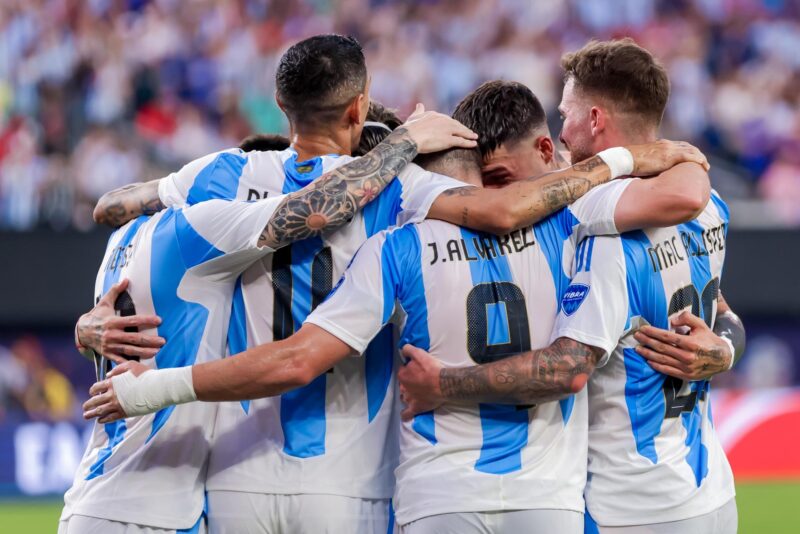 Jugadores de la selección argentina de fútbol fueron registrados el pasado 9 de julio al celebrar el gol que el delantero Julián Álvarez (c) le anotó a Canadá, durante la primera semifinal de la Copa América 2024, en el estadio MetLife de East Rutherford (Nueva Jersey, EE.UU.). Argentina se impuso por 2-0 y disputará con Colombia la final del certamen. EFE/Justin Lane