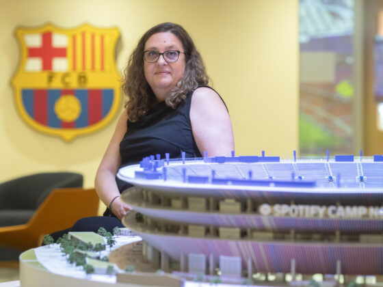 El Barcelona quiere volver a jugar en el Spotify Camp Nou en Diciembre La vicepresidenta del Barcelona, Elena Fort (Barcelona, 1970), responsable del área institucional y del 'Espai Barça' admite, en un entrevista concedida a EFE, que una parte el barcelonismo vive instalada en el concepto del "todo mal". EFE/Marta Pérez