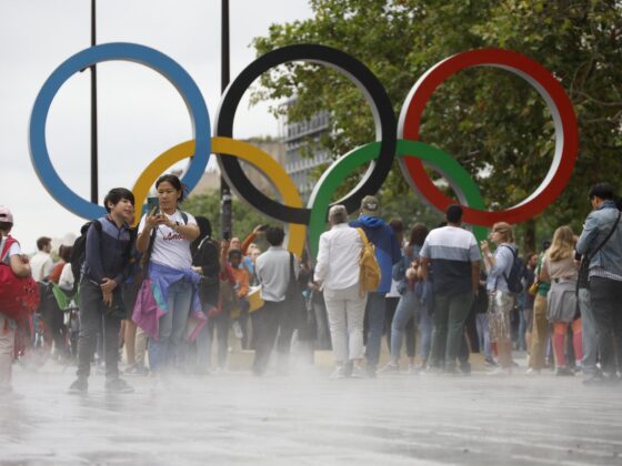 París 2024: Lady Gaga deslumbra en la ceremonia de inauguración El público empezó a ocupar con dos horas de antelación, y bajo lluvia, las gradas del estadio levantado en el Trocadero. EFE/EPA/FRANCK ROBICHON