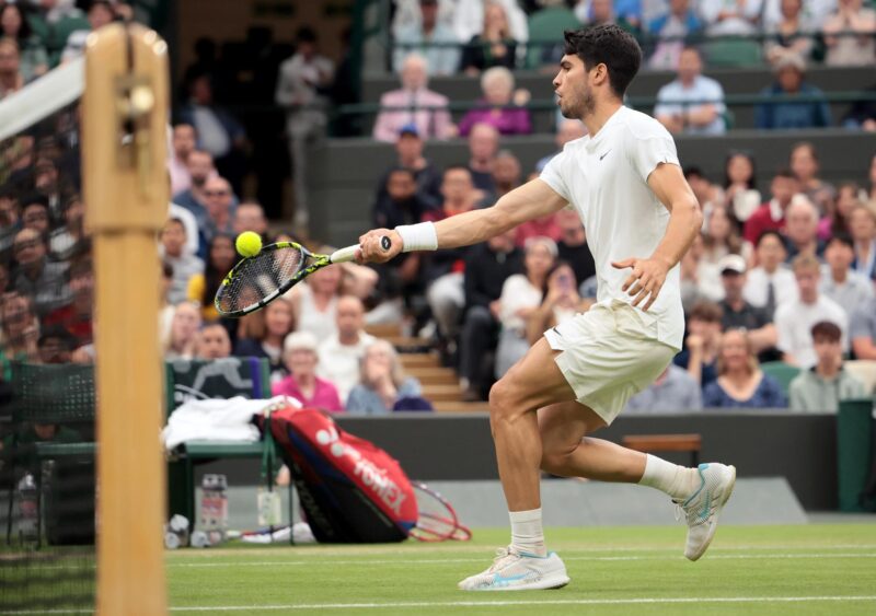 El español Carlos Alcaraz, en acción durante su partido de cuartos de final frente al estadounidense Tommy Paul en el torneo de Wimbledon. EFE/EPA/TIM IRELAND